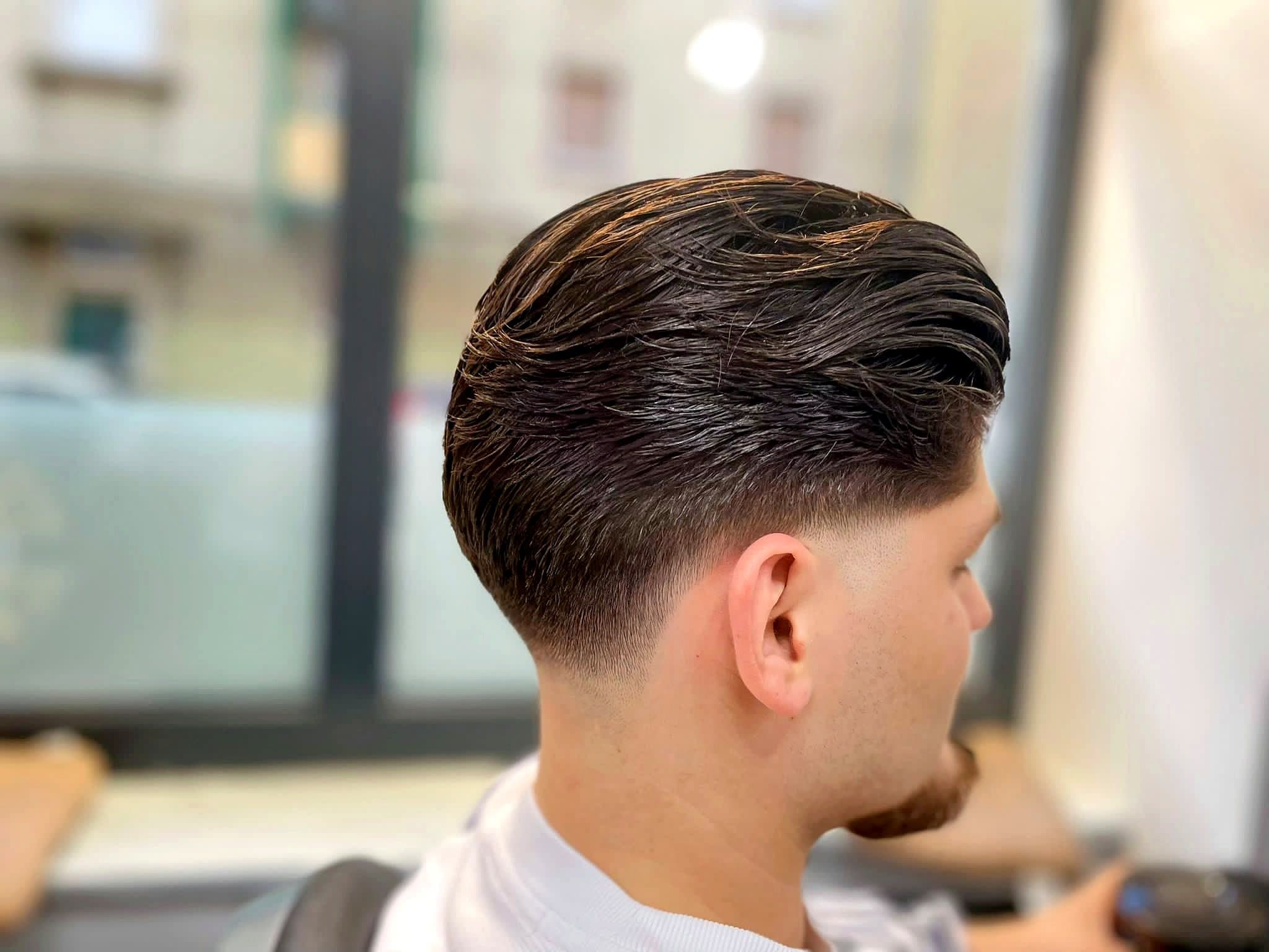 Nach hinten gestylter Schnitt mit Low Fade
